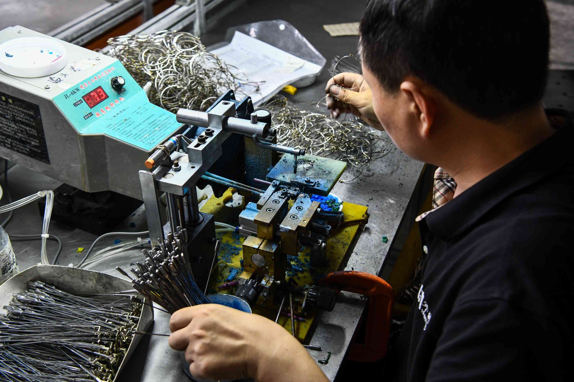 Welding and assembly of metal eyewear frames on a production line
